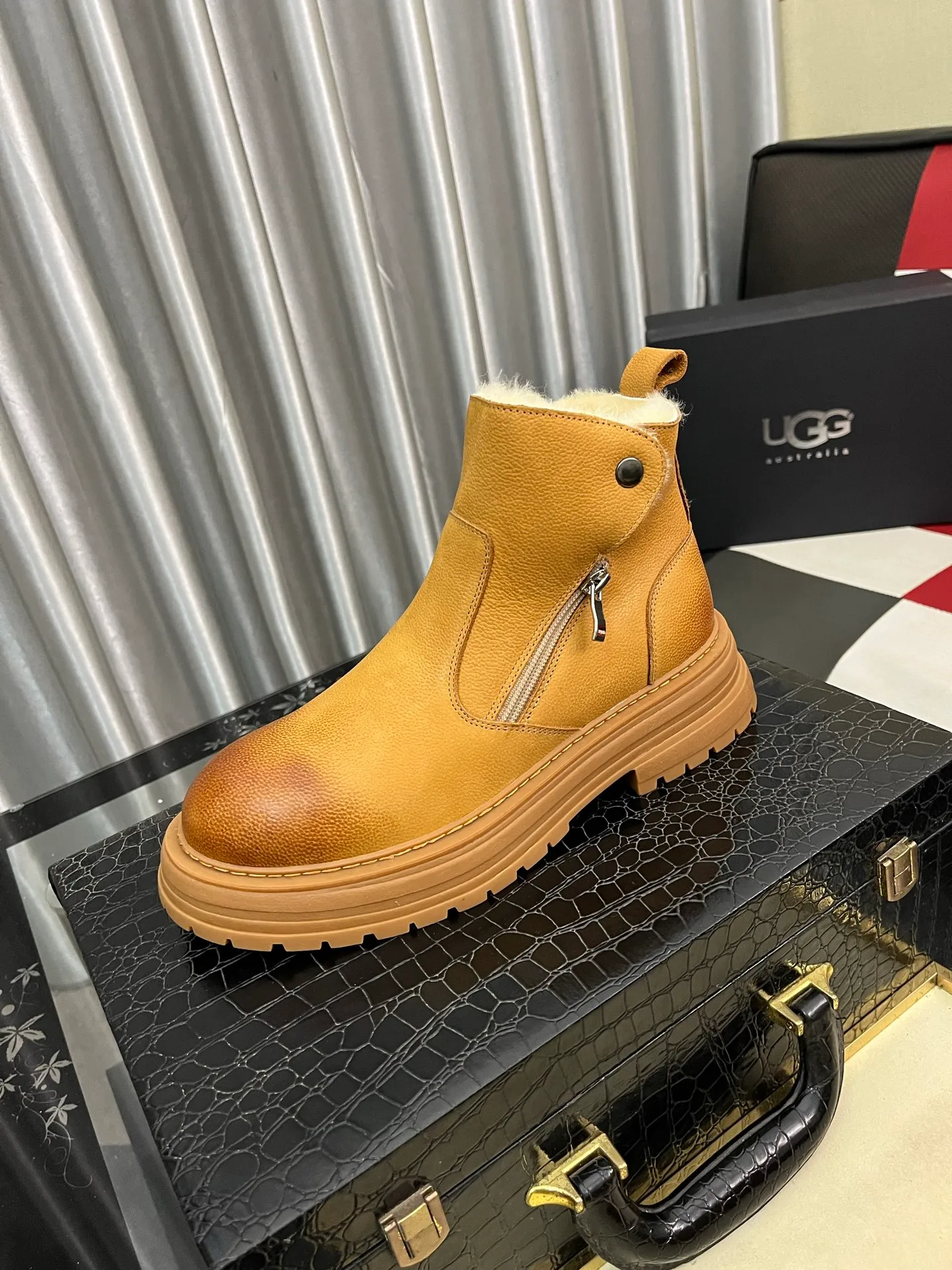 Ex-factory price: 680⌚️⌚️Thick wool imported from Australia Brand: UGG genuine purchasing agent Size: 39-44 (45 customized) Grade: Official website 1:1 Material: First layer of genuine leather waterproof and antifreeze upper Real wool lining Original non-slip and wear-resistant outsole Style category: Men's casual shoes Trendy style Comfortable on the feet Color: Official website color synchronization
